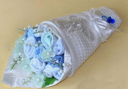 Букет из детской одежды
