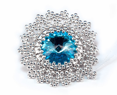 Серьги Снежинки из бисера