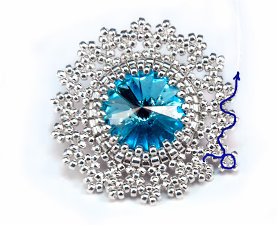 Серьги Снежинки из бисера