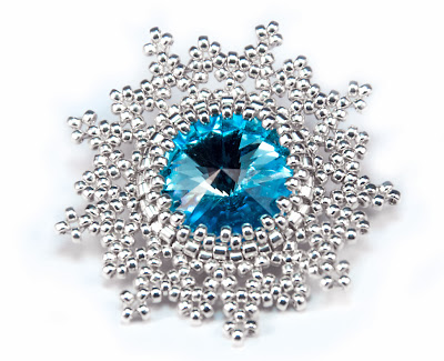 Серьги Снежинки из бисера
