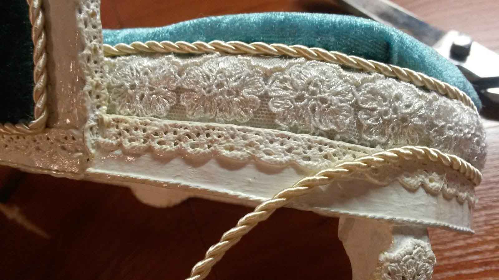 Кукольный диван в стиле Shabby chic