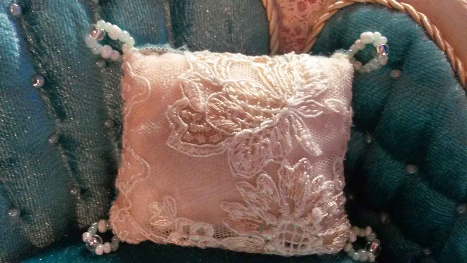 Кукольный диван в стиле Shabby chic