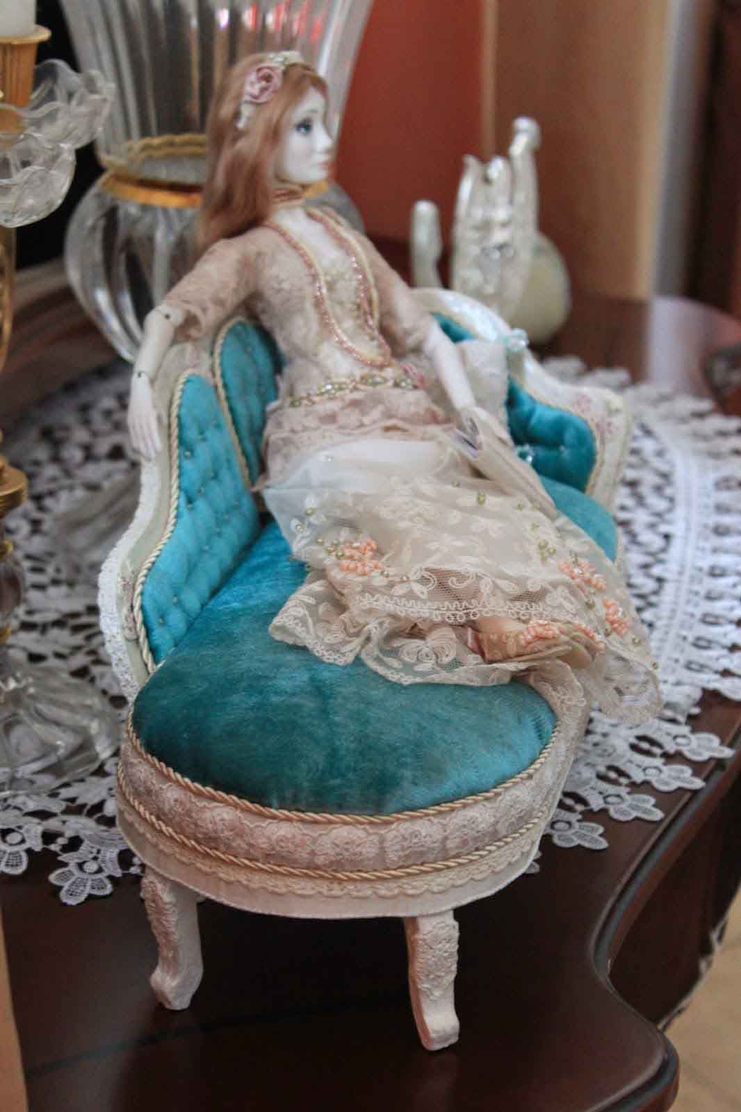 Кукольный диван в стиле Shabby chic
