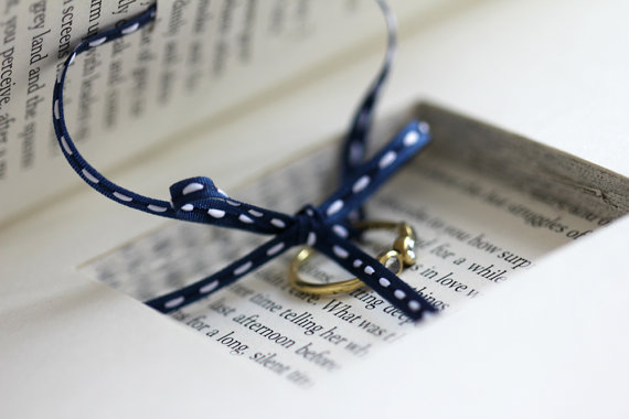 Подставка для обручальных колец из винтажной книги